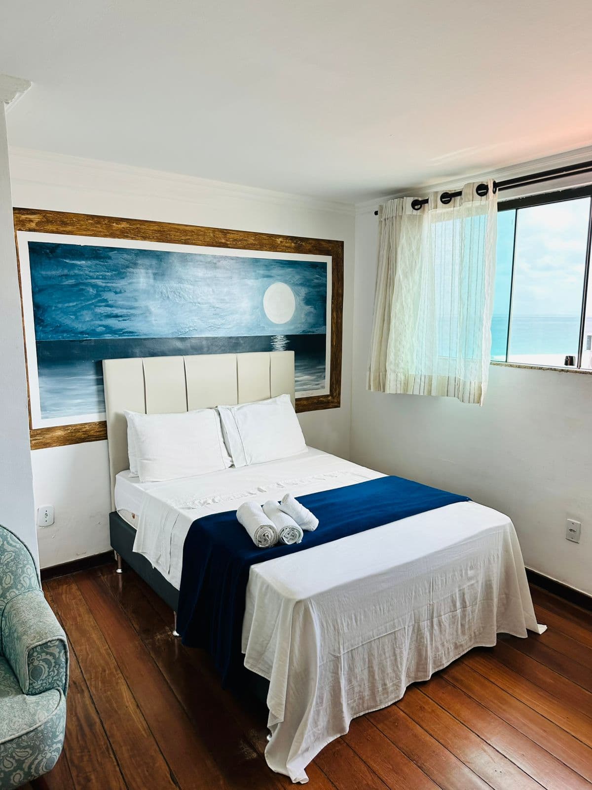 Ilha do Francês - Perfeita para quem deseja acordar com o som das ondas, a Suíte Ilha do Francês oferece uma experiência única de descanso e conexão. Com decoração minimalista, o ambiente é aconchegante, bem iluminado e pensado para casais que buscam tranquilidade sem abrir mão do conforto. Sua localização privilegiada proporciona uma das vistas mais bonitas da hospedagem, especialmente ao entardecer.